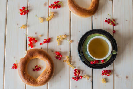 Green tea, bagel and currant on a wooden backgroundの写真素材