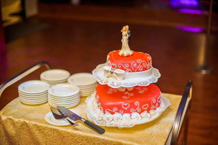 red wedding cake decorated with white patternsの写真素材