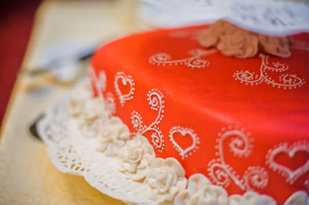 red wedding cake decorated with white patternsの写真素材
