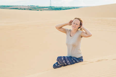 Young woman in the desert, Mui Ne, Vietnamの写真素材