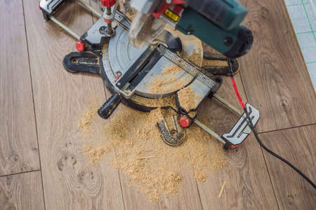 Electrical saw with circular blade for wood
