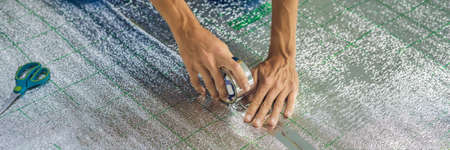 BANNER, LONG FORMAT Master installs the overlapping thermal insulation in the room. Floor heating...