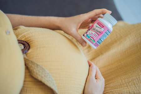 12.16.22, USA, Miami: A pregnant woman received an iherb package. Catalo Naturals, Vegetarian Calcium Formula, Prenatal Algae Calcium. Vitamins and minerals for a healthy pregnancy at iherbのeditorial素材