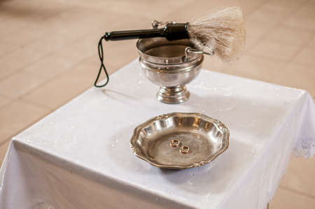 Pair of goldwedding rings in the silver plateの写真素材