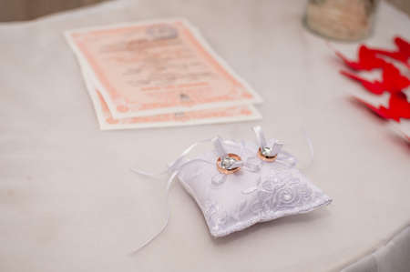 Wedding rings on the pillow for ringsの写真素材
