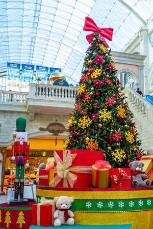 Dubai, United Arab Emirates - December 12, 2018: Decorated Christmas tree with gifts in the mallのeditorial素材