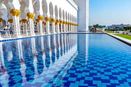 Abu Dhabi, United Arab Emirates - December 13, 2018: decorative water pools in front of the Grand Mosqueのeditorial素材