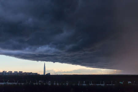 huge thundercloud on the outskirts of the city before the rain - image.の写真素材