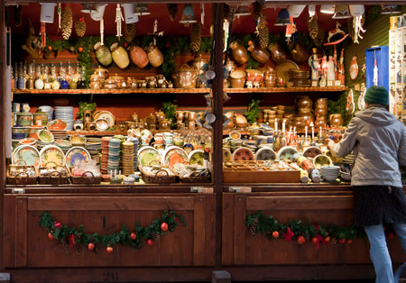 Christmas market in central Munich, Germany. Booth with pottery, dishware, ceramics and seasonal decorations.のeditorial素材