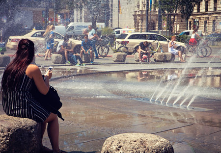 hot weather in Munich, more than 30 Celsius, people look for refreshment near the fountain at Karlsplatz-Stachusのeditorial素材