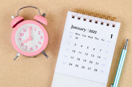 January 2022 Desk calendar with pink alarm clock.の写真素材