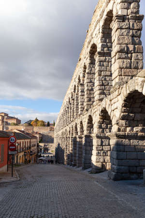 SEGOVIA, SPAIN - NOVEMBER 7, 2021: View of the ancient Roman aqueduct of Segovia (it was built 2000 years ago), Castilla Leon, Spainのeditorial素材