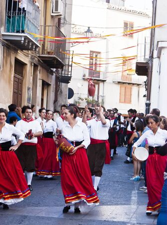 POLIZZI GENEROSA, SICILY - AUGUST 21: Sicilian folk group from Polizzi G. at the International "Festival of hazelnuts",dance and parade through the city: August 21, 2011 in Polizzi Generosa,Sicily, Italyのeditorial素材