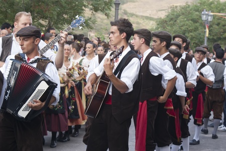 POLIZZI GENEROSA, SICILY-AUGUST 19: Sicilian folk group at the "Festival of hazelnuts" music and parade through the city on August 19, 2012 in Polizzi Generosa, Sicily, Italyのeditorial素材