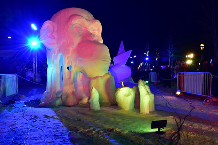 Breckenridge, Colorado, USA: Jan 28, 2018: Colourful Night Snow Sculpture Team China: "Thinkerのeditorial素材