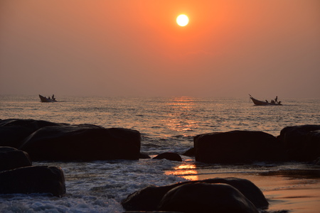 Chennai, Tamilnadu, India: Febrauary 15, 2019 - Sunrise at Kovalam Beach in Chennaiの写真素材