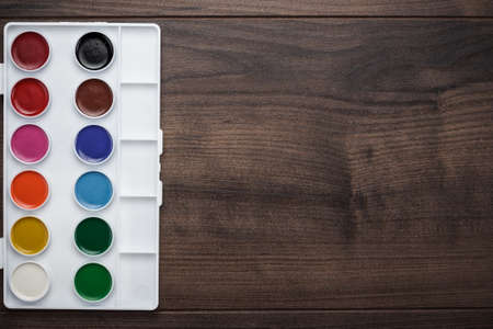 palette with paint on the wooden table backgroundの写真素材