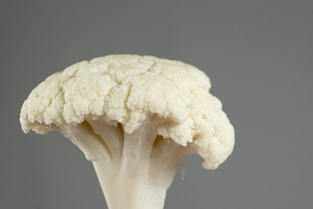 Close-Up of Raw Cauliflower Head with Natural Texture and Detailの写真素材