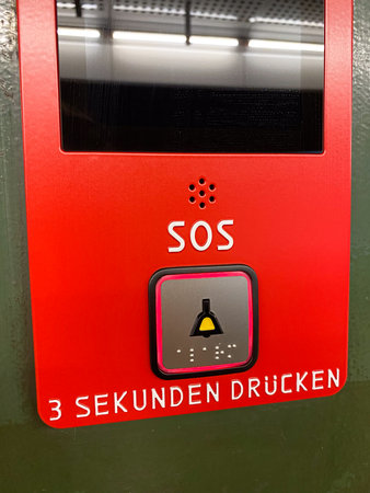 Stop Tap at Metro Station with Text in German SOS 3 sec. drucken.