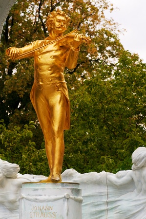 Johann Strauss Golden Statue in Vienna StadtParkの写真素材