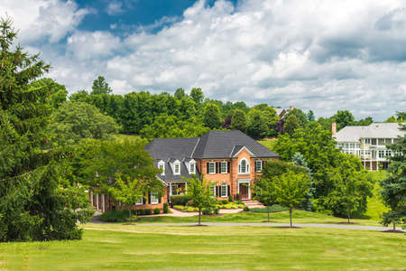 Leesburg. Virginia. USA. 10 Jul. 2022. Luxurious country house for a large family of red bricks. with a large lawn and landscaping.の写真素材