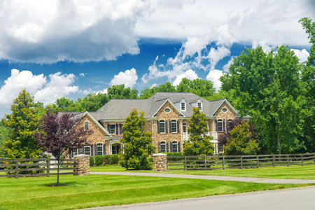 Leesburg. Virginia. USA. August 15, 2022. Landscape with a large country house. Large mowed lawn and blue sky.のeditorial素材