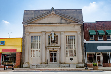 Pocomoke. Maryland. USA. 08/28/2022. The main street of an old American city with a typical brick building.History building of Pocomoke bank.Tourist area, restored cinemas and shops.のeditorial素材