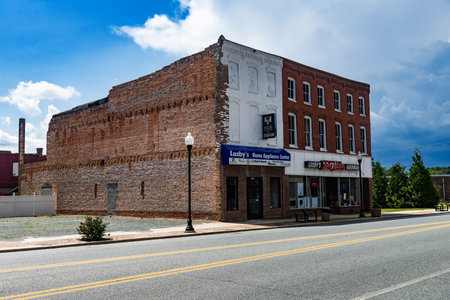 Pocomoce. Maryland. USA. 08/28/2022. The main street of an old American city with a typical brick building. Tourist area, restored cinemas and shops.のeditorial素材