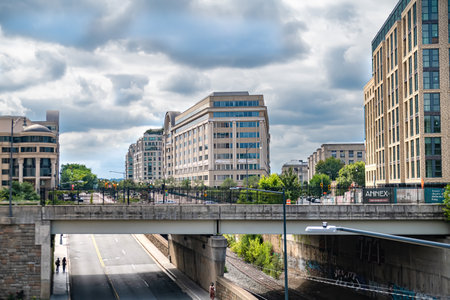 Washington's urban architecture. Traffic on urban roads of the US capital.のeditorial素材