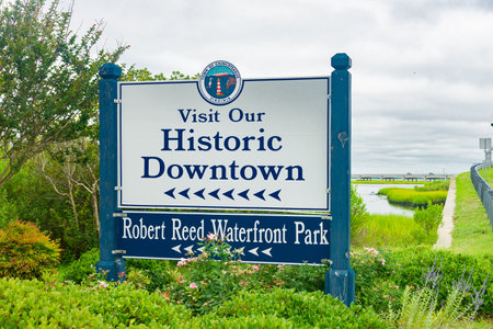 Chincoteague, welcome! A welcome sign at the entrance to the island. A popular tourist destination on the East Coast.のeditorial素材