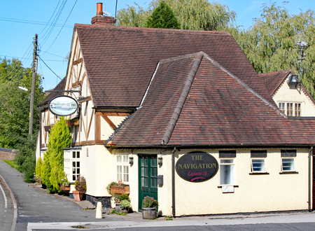 LAPWORTH,WEST MIDLANDS,ENGLAND - SEPT 25TH 2010: The Navigation Pub, a typical canal side pub serving refreshments and food.のeditorial素材