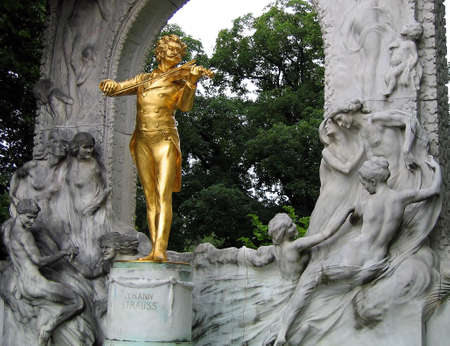 Strauss' statue in vienna austriaの写真素材