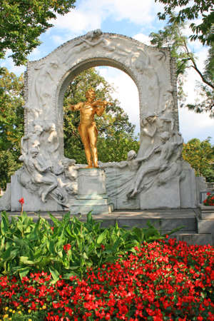The Statue of Johann Strauss in stadtpark in Vienna, Austria の写真素材