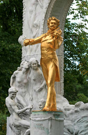 The Statue of Johann Strauss in stadtpark in Vienna, Austria の写真素材