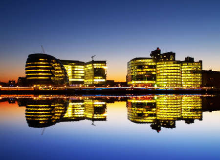 Office buildings on the bank of Thames River at nighttime.  の写真素材