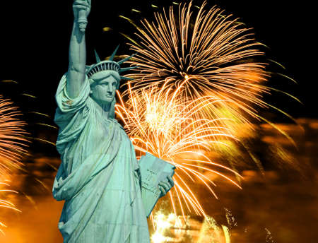 The Statue of Liberty and 4th of July fireworks
の写真素材
