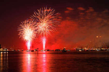 NEW YORK - JULY 4: the Macy's 4th of July fireworks displays on July 4, 2010 over Hudson Riverのeditorial素材
