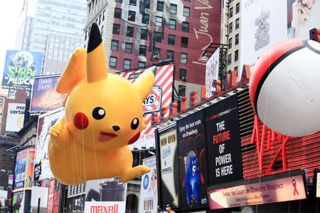 MANHATTAN - NOVEMBER 26 : Pikachu balloon passing Times Square at the Macy's Thanksgiving Day Parade November 26, 2009 in Manhattan.のeditorial素材