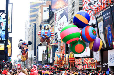 MANHATTAN - NOVEMBER 26 : A pirate balloon passing Times Square at the Macy's Thanksgiving Day Parade November 26, 2009 in Manhattan.のeditorial素材