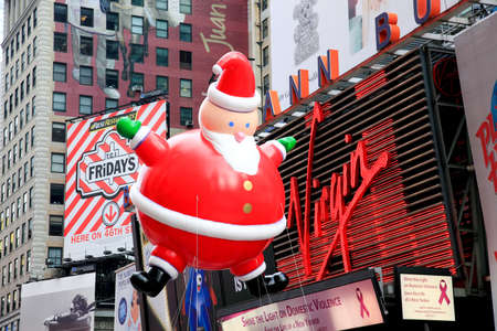 MANHATTAN - NOVEMBER 26 : A Santa Clause balloon passing Times Square at the Macy's Thanksgiving Day Parade November 26, 2009 in Manhattan.のeditorial素材