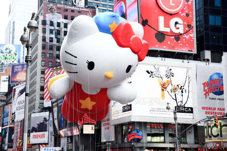 MANHATTAN - NOVEMBER 26: A Hello Kitty balloon passing Times Square at the Macy's Thanksgiving Day Parade November 26, 2009 in Manhattan.のeditorial素材