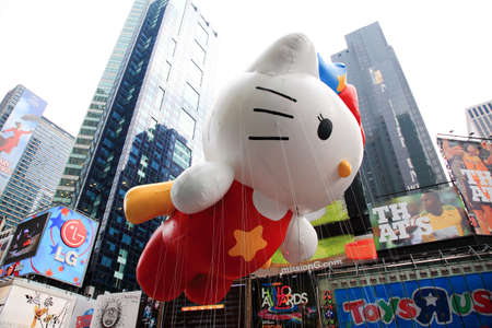 MANHATTAN - NOVEMBER 26 : A hello kitty balloon passing Times Square at the Macy's Thanksgiving Day Parade November 26, 2009 in Manhattan.のeditorial素材