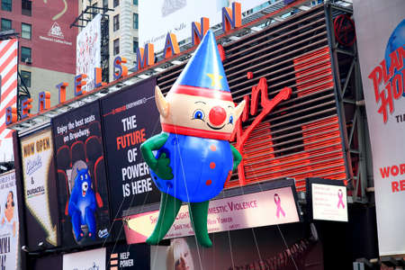 MANHATTAN - NOVEMBER 26: A elf santa helper balloon passing Times Square at the Macy's Thanksgiving Day Parade November 26, 2009 in Manhattan.のeditorial素材