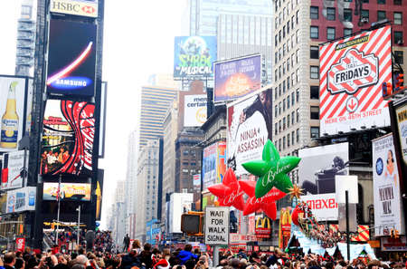 MANHATTAN - NOVEMBER 26: A Santa Clause passing Times Square at the Macy's Thanksgiving Day Parade November 26, 2009 in Manhattan.のeditorial素材
