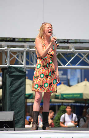 NEW YORK - 17: Lauren Kennedy Performed in the Pure Country - The Broadway at Bryant Park in NYC - a free public event on July 17, 2008  のeditorial素材