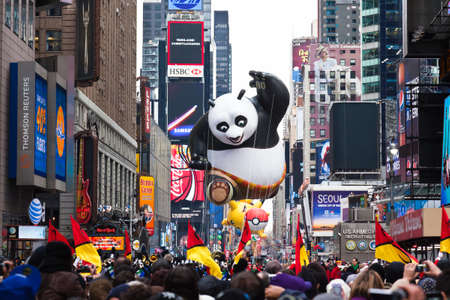 MANHATTAN - NOVEMBER 25 : Gong Fu Panda cartoon character balloon passing Times Square at the Macy's Thanksgiving Day Parade November 25, 2010 in Manhattan.のeditorial素材