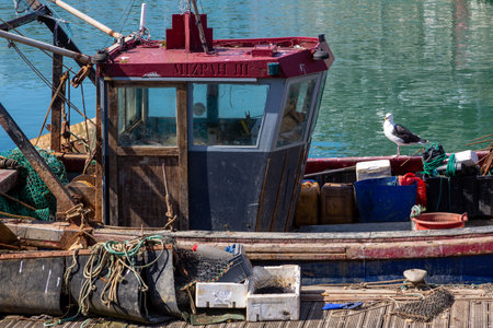 09/08/2020 Portsmouth, Hampshire, UK A close up of a fishing boat or fishing trawler with a large seagull standing on the boatのeditorial素材