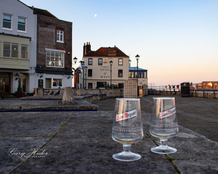 09/14/2019 Portsmouth, Hampshire, UK The still and west pub in old Portsmouth with beer glasses in the foregroundのeditorial素材