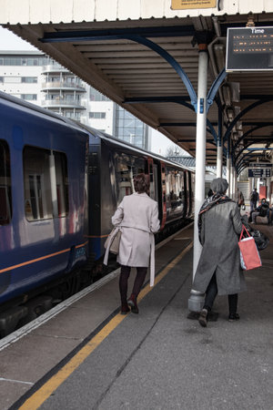 09/14/2019 Portsmouth, Hampshire, UK Train passengers or commuters leaving an train at a stationのeditorial素材