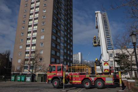 09/14/2019 Portsmouth, Hampshire, UK a fire crew attending to a fire in a high rise tower blockのeditorial素材